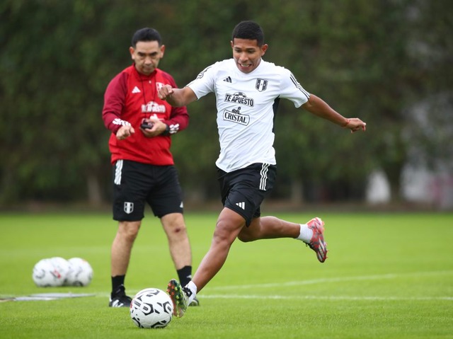 Edison Flores se siente como en casa, cuando vuelve a la Videna. (Foto: @SeleccionPeru)