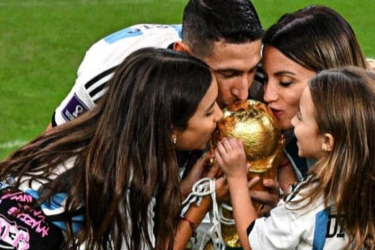 La familia de Di María besando la copa del mundo en 2022 (Foto: Jorgelina Cardosa / Instagram)