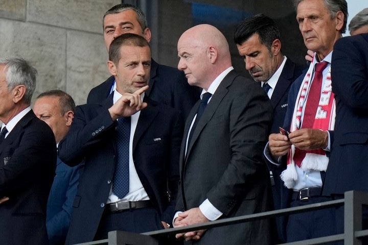 El organismo que preside Aleksander Ceferin difundió una carta dirigida al Presidente de FIFA, tras presentar iniciativa para vender el Mundial. (Foto: AP)