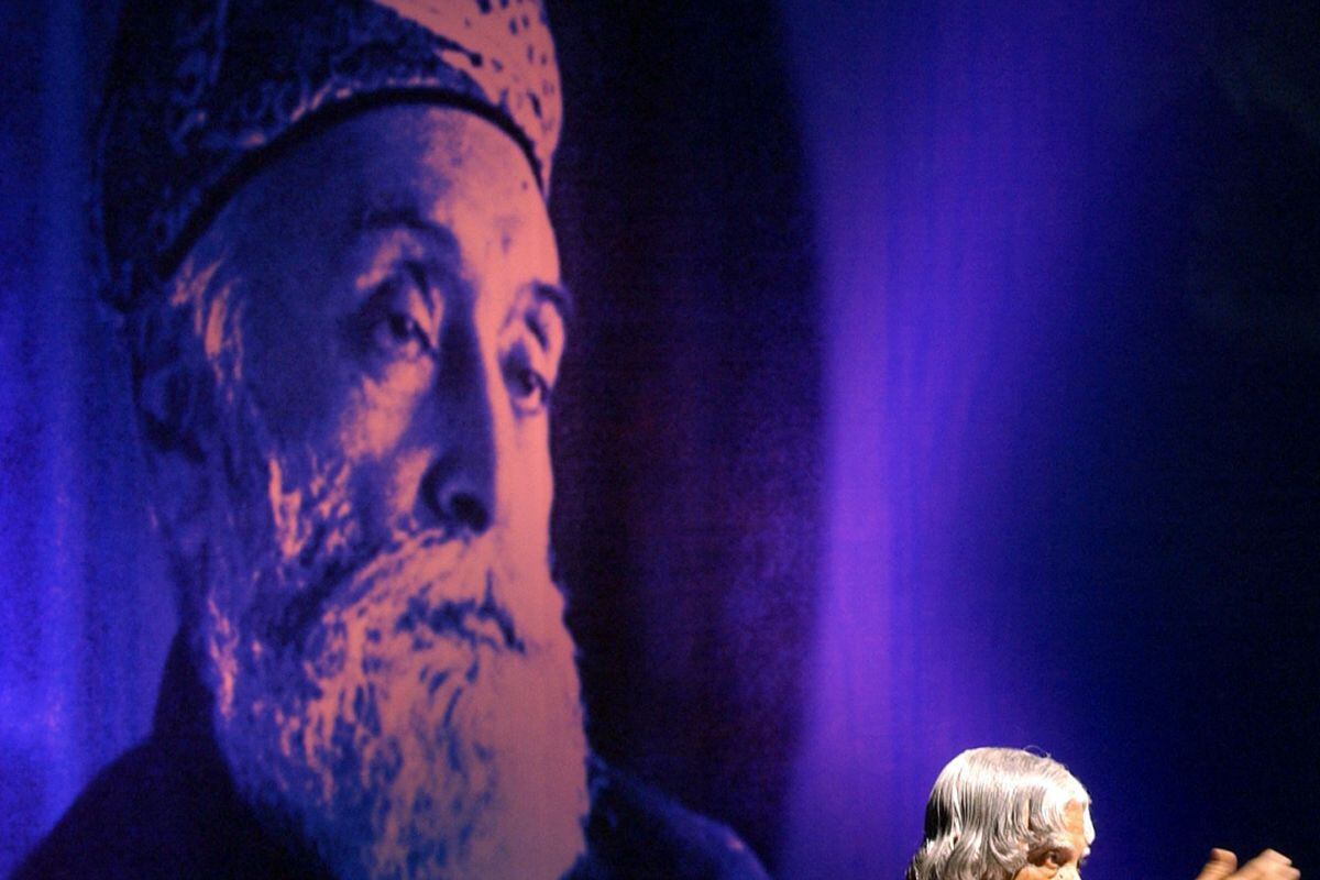 Jamsetji Tata está en la ubicación 1 de los poderoso que da su dinero a causas filantrópicas. Aquí una gigantografía de su rostro durante una conferencia en su honor (Foto: Indranil Mukherjee / AFP)