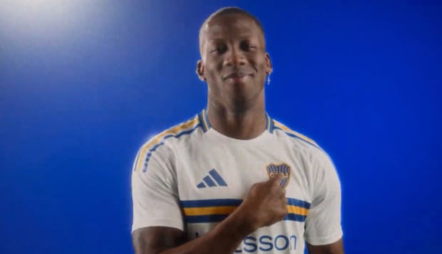 Boca presenta su nueva camiseta con Luis Advíncula. (Foto: Agencias).
