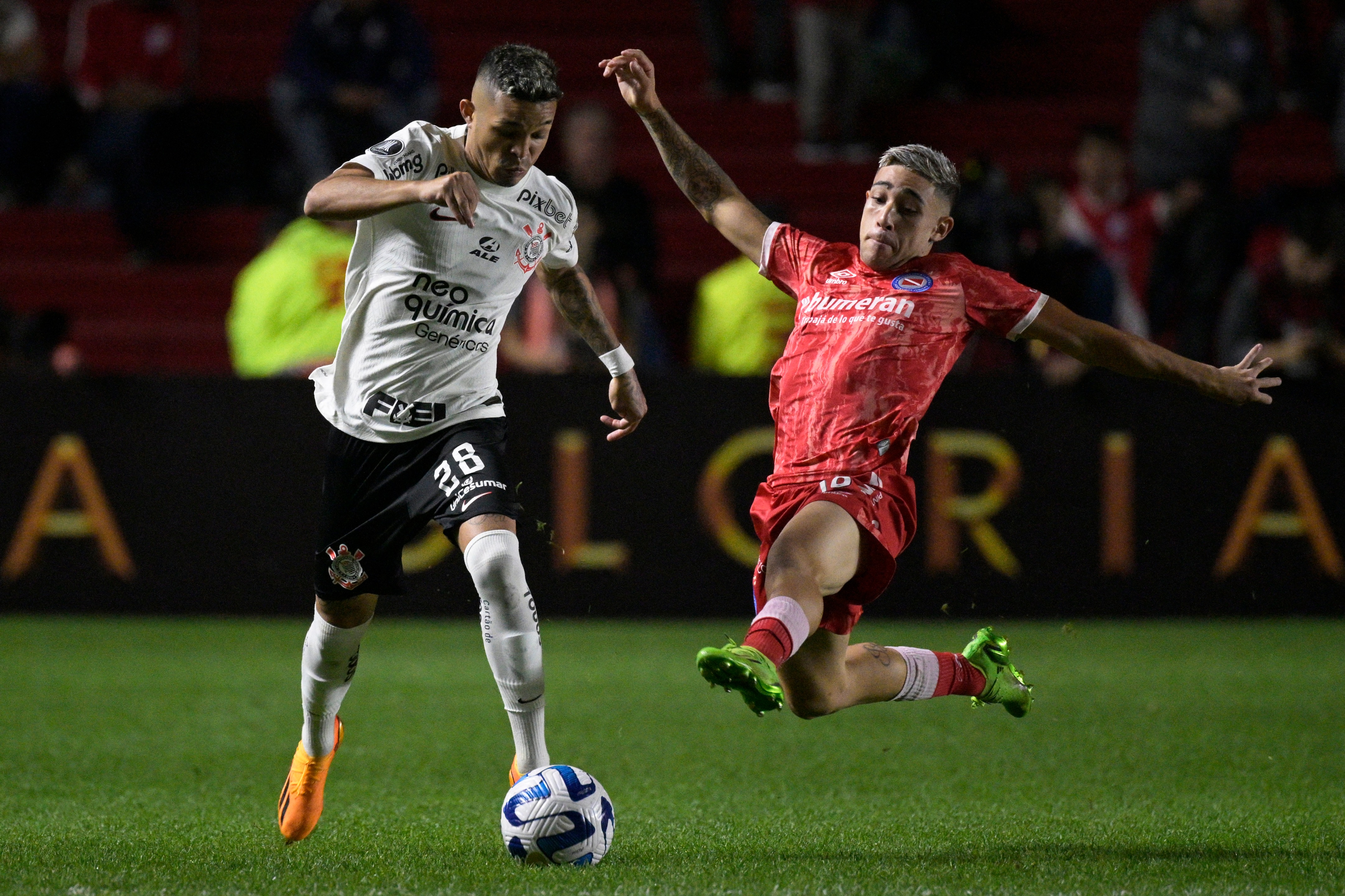 Argentinos vs. Corinthians en partido por la Copa Libertadores 2023. (Foto: AFP)