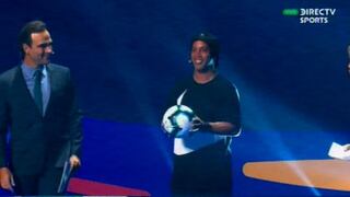 ¡No podía ser otro! Ronaldinho presentó la pelota oficial de la Copa América 2019 en Río Janeiro