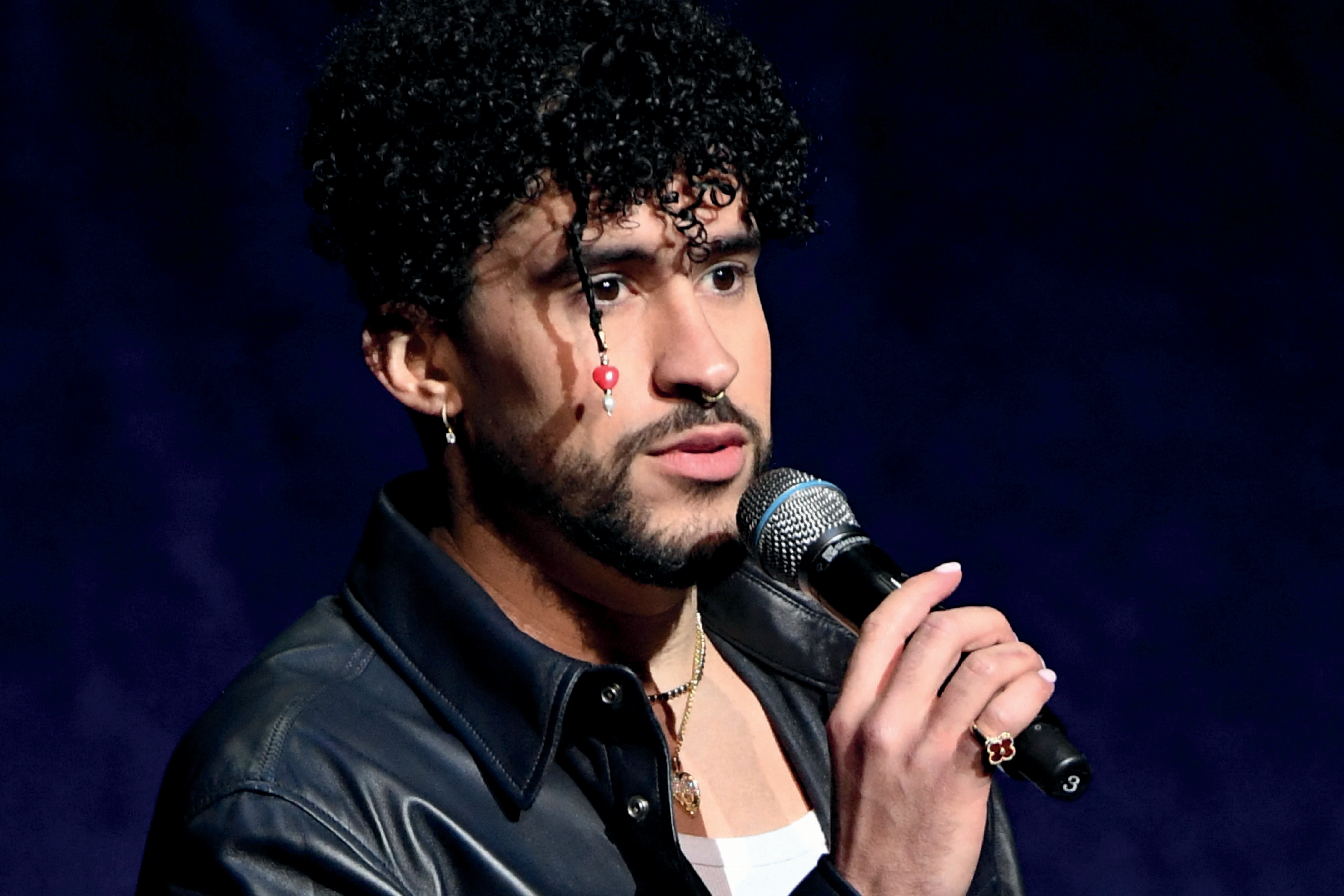 Bad Bunny presentará un nuevo tema en los Billboard Latino 2023que se reaizará en Miami. Aquí los detalles (Foto: AFP)