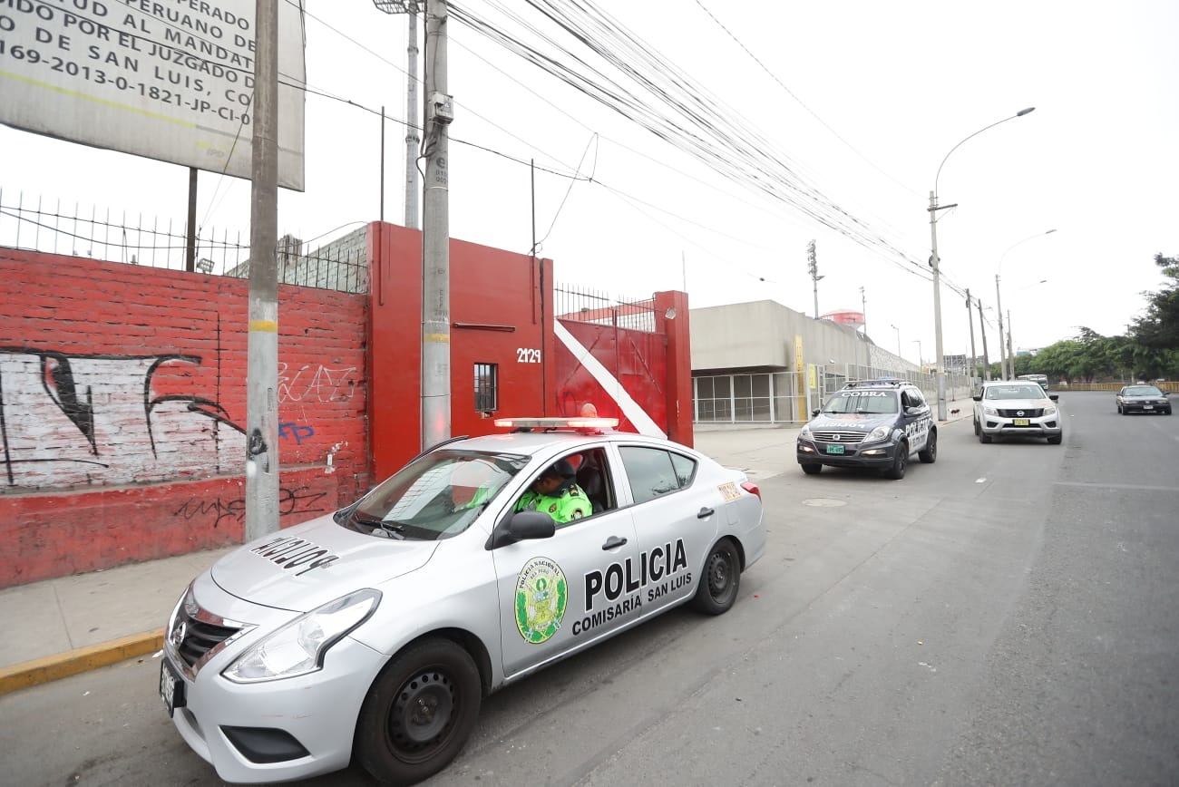Barristas llegaron a la Videna para protestar por designación de Edwin Ordóñez. (Foto: Jesús Saucedo / GEC)