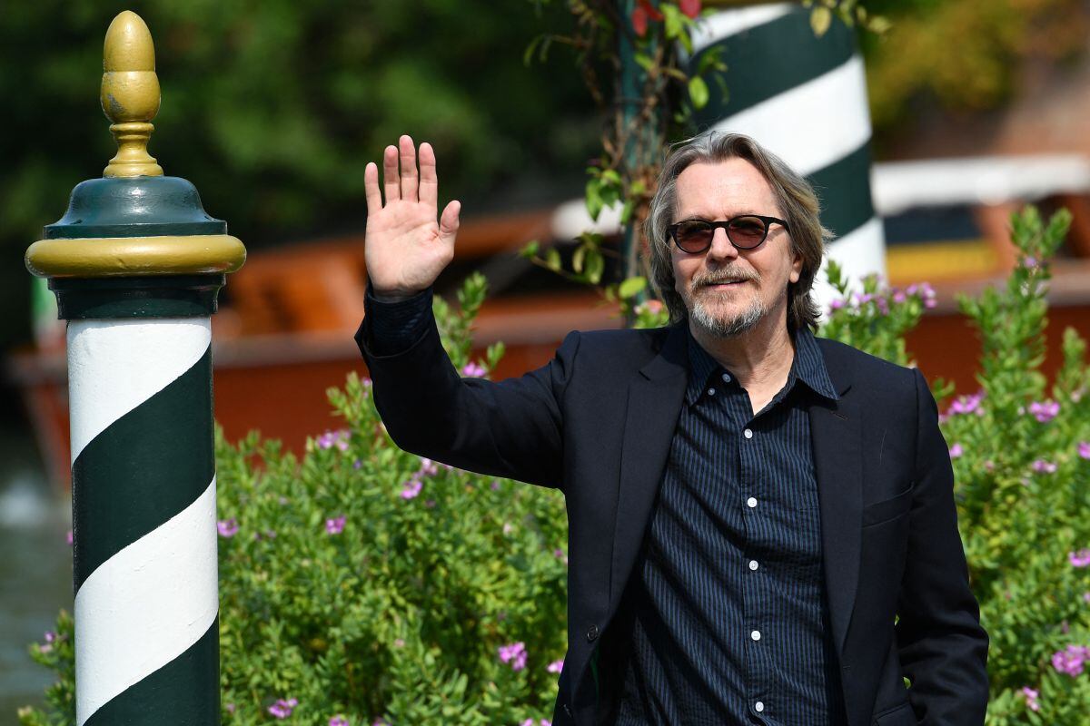 El actor británico Gary Oldman saluda cuando llega al muelle del Hotel Excelsior el 1 de septiembre de 2019 durante el 76º Festival de Cine de Venecia en el Lido de Venecia (Foto: Alberto Pizzoli / AFP)
