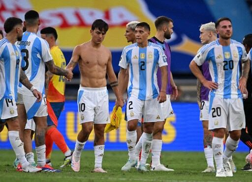 Los jugadores de Argentina reaccionan tras perder el partido de fútbol de las eliminatorias sudamericanas de la Copa Mundial de la FIFA 2026 entre Colombia y Argentina, en el estadio Metropolitano Roberto Meléndez de Barranquilla, Colombia, el 10 de septiembre de 2024. (Foto de RAUL ARBOLEDA / AFP)