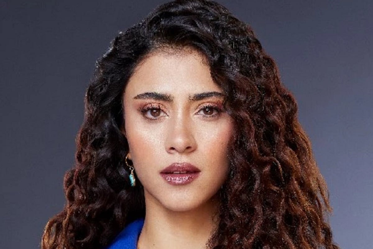 Juanita Molina como Laura Vélez Galindo en la serie colombiana "Romina Poderosa" (Foto: Caracol TV/ Netflix)