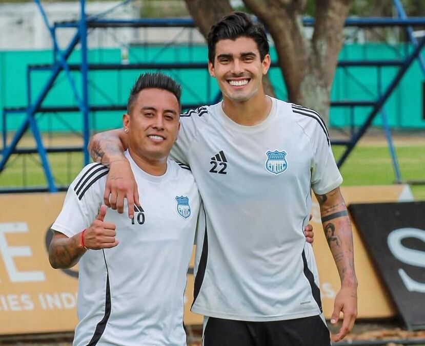Christian Cueva juega junto a Alfonso Barco en Emelec de Ecuador. (Foto: @CSEmelec)