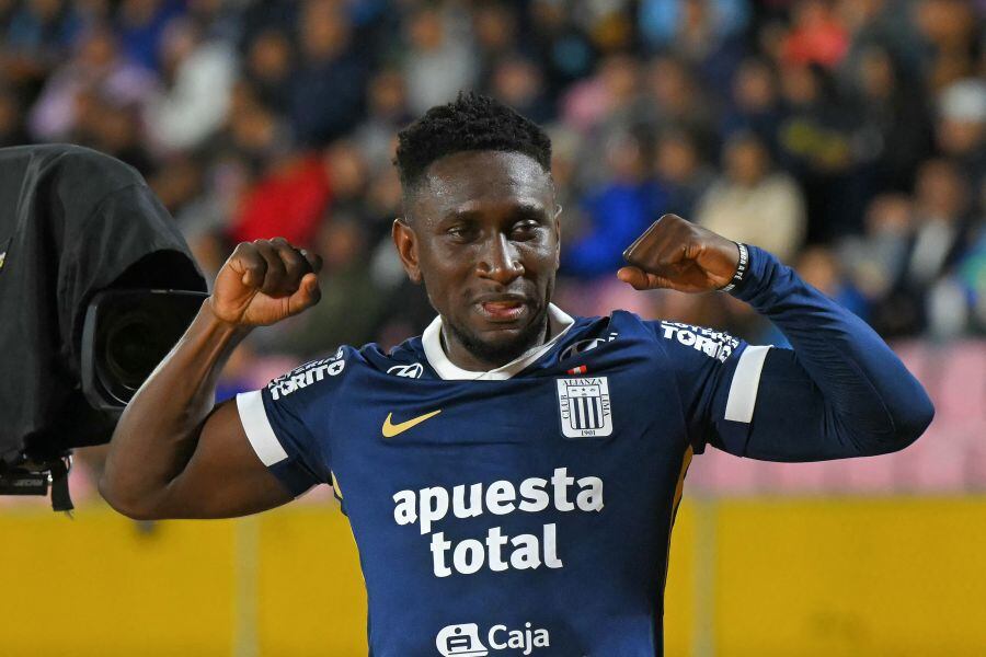Eryc Castillo suma cinco goles y una asistencia con Alianza Lima en torneos internacionales este año. (Foto: AFP)