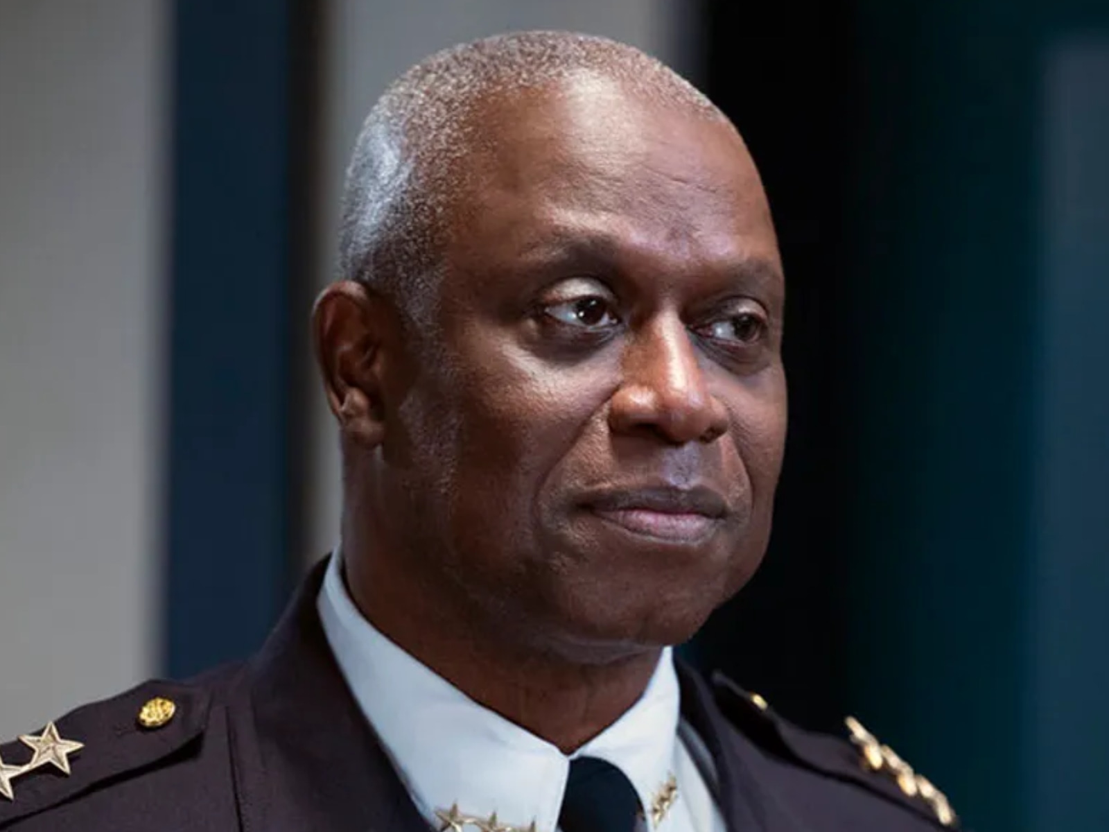 Andre Braugher interpretando a Raymond Holt en la serie "Brooklyn Nine-Nine" (Foto: NBC)