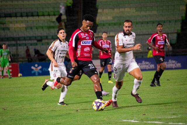 Con cerca de 1.3 millones de venezolanos en Perú, L1MAX trae en vivo los partidos de ida y vuelta de la Gran Final de la Liga FUTVE de fútbol venezolano.