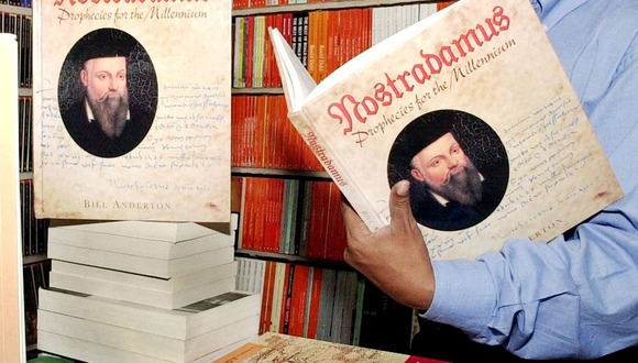 El libro de profecías del clarividente francés Nostradamus en una librería de Bangalore, el 18 de septiembre de 2001 (Foto: Indranil Muherjee / AFP)