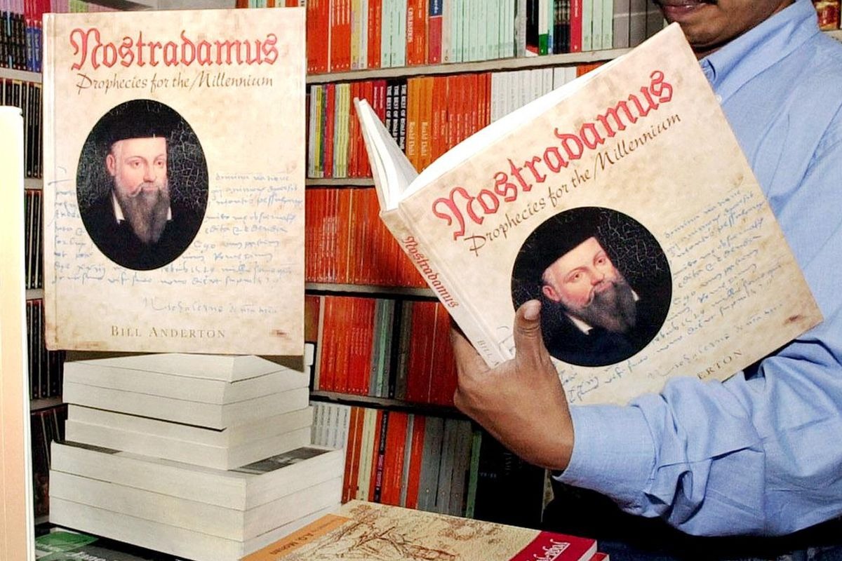 El libro de profecías del clarividente francés Nostradamus en una librería de Bangalore, el 18 de septiembre de 2001 (Foto: Indranil Muherjee / AFP)