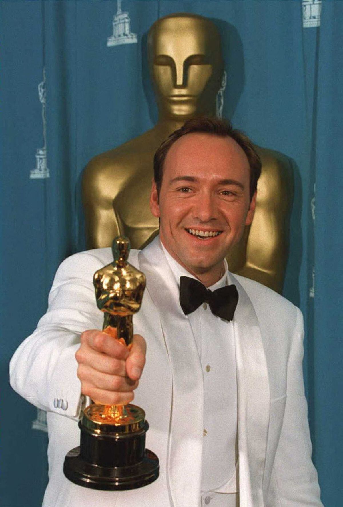 Aquí Kevin Spacey, ganador al Mejor Actor de Reparto por su papel de Roger 'Verbal' Kent en "The Usual Suspects", posa con su Oscar en el Dorothy Chandler Pavilion de Los Ángeles, el 25 de marzo de 1996, en la 68ª edición de los premios de la Academia (Foto: Jeff Haynes / AFP)