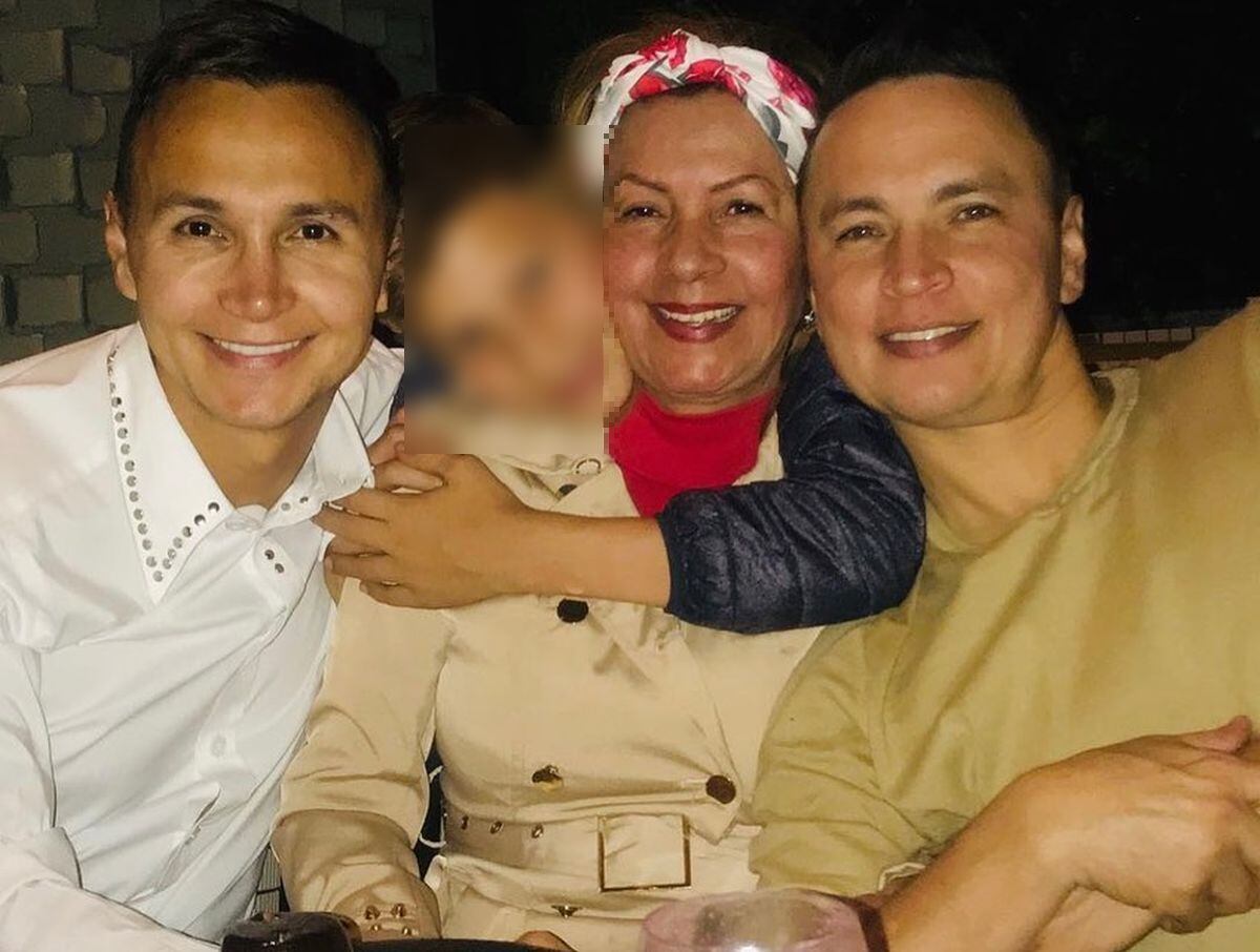 Mauricio Leal, su madre Marleny Hernández y su hermano posando para una fotografía familiar (Foto: Jhonier Leal / Instagram)