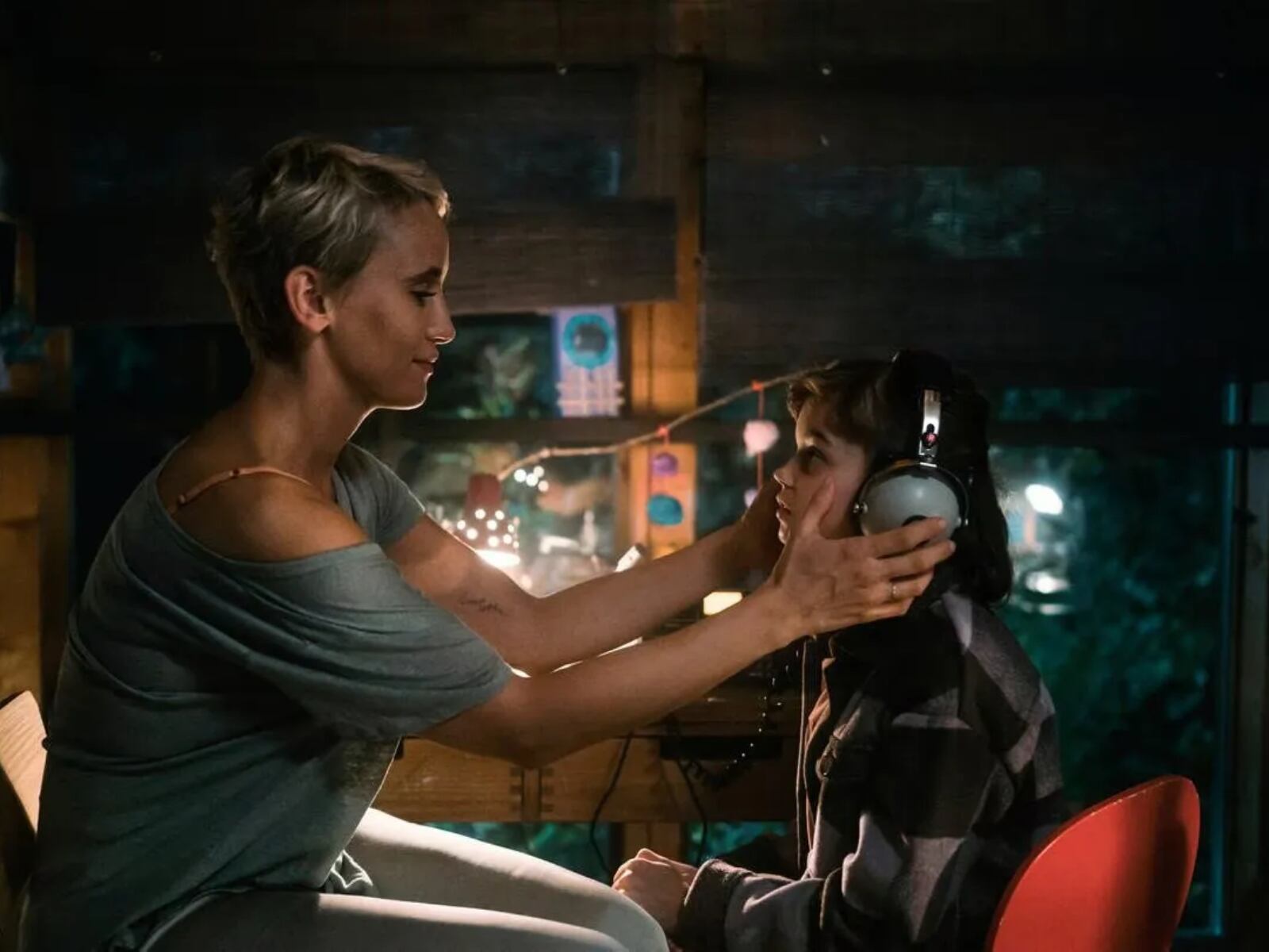 Paula le pone unos audífonos a su hija Charlie, quien tiene una discapacidad auditiva, en la serie "The Signal" (Foto: Netflix)