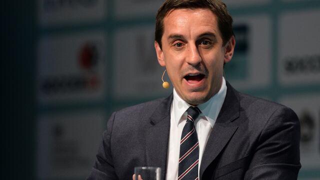 Gary Neville ‘dispara’ contra el fútbol: “¿Cuanta gente tiene que morir para que no parezca seguro jugar?”