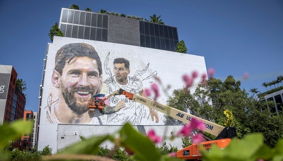 El mural de Messi para la bienvenida al astro argentino. (Foto: EFE)