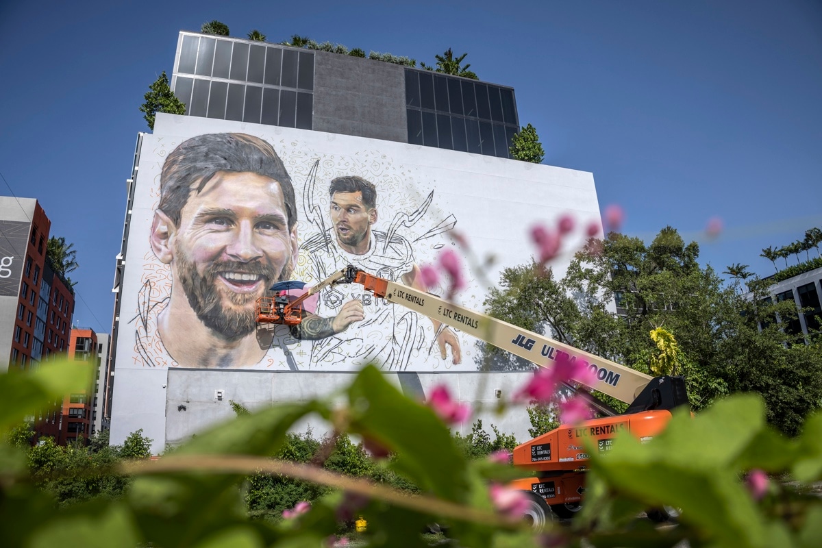 El mural de Messi para la bienvenida al astro argentino. (Foto: EFE)
