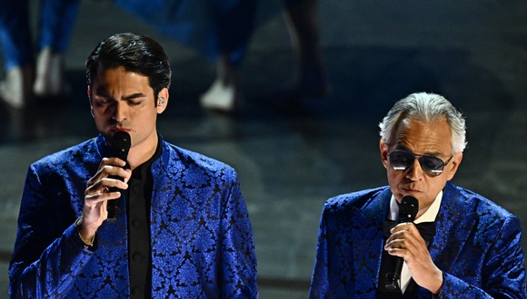 Andrea Bocelli y su hijo Matteo durante su presentación en los Oscars 2024 (Foto: AFP)