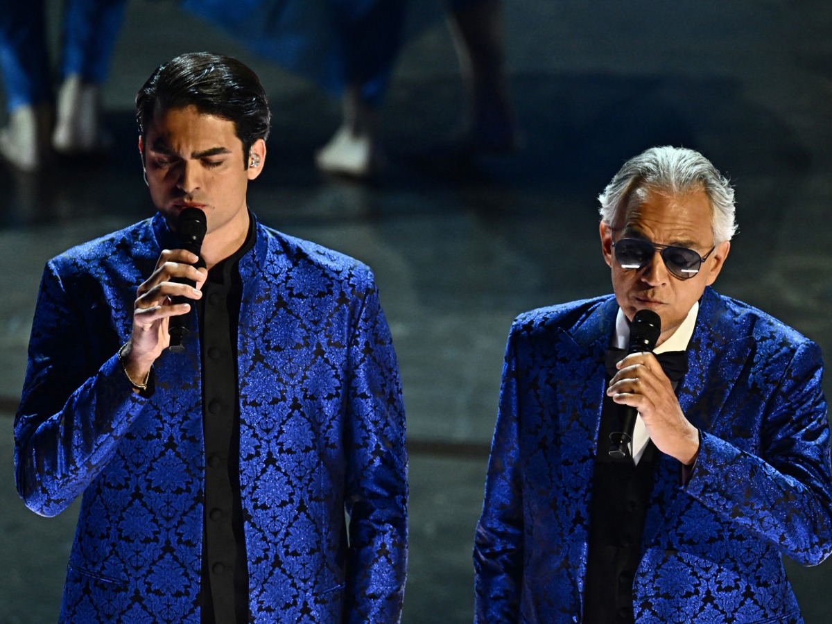 Andrea Bocelli y su hijo Matteo durante su presentación en los Oscars 2024 (Foto: AFP)