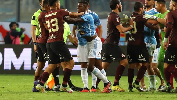 Con bronca, un palo y poco fútbol: Cristal y Universitario jugaron para Alianza Lima. (Foto: Leonardo Fernández)