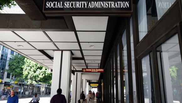 La solicitud la puedes hacer ante la Administración del Seguro Social (SSA) y elegir cuándo quieres que llegue tu primer pago (Foto: AFP).