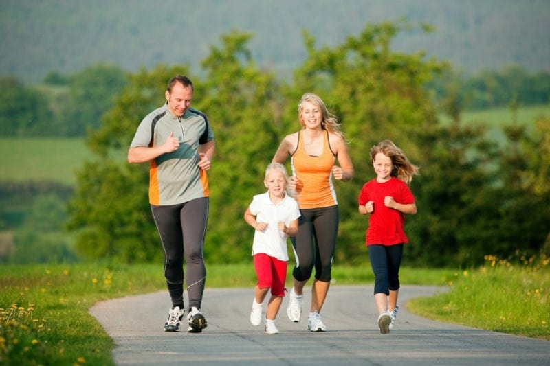Correr puede ser una actividad saludable para los niños si se incorpora de manera progresiva y acorde con su desarrollo. (Foto: Magnific)