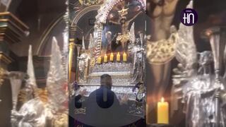 Paolo Guerrero visitó al Señor de los Milagros junto a Doña Peta y su novia Thaísa Leal [VIDEO]