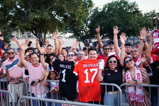 Los hinchas peruanos realizaron un banderolazo en apoyo a la Selección Peruana antes de su debut contra Chile en la Copa América 2024. (Foto: Bicolor).