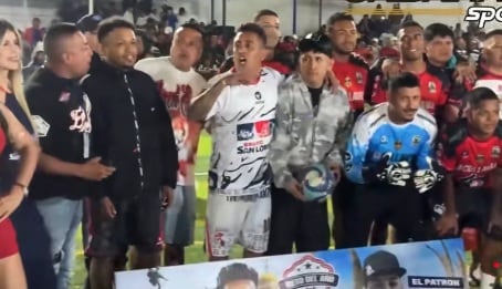 Christian Cueva y Gerald Oropeza en el saludo oficial antes del encuentro deportivo. (Redes sociales)