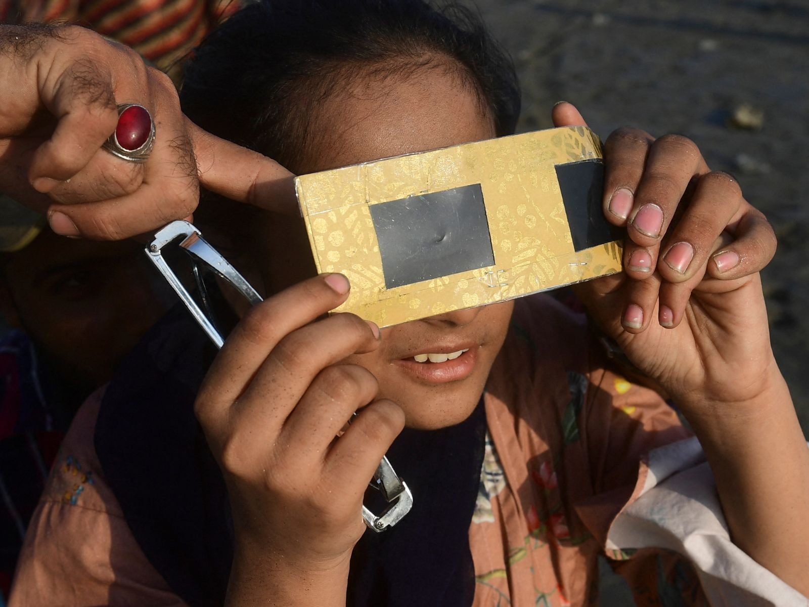 Necesitas cuidar tus ojos y tu piel en este evento (Foto: AFP)