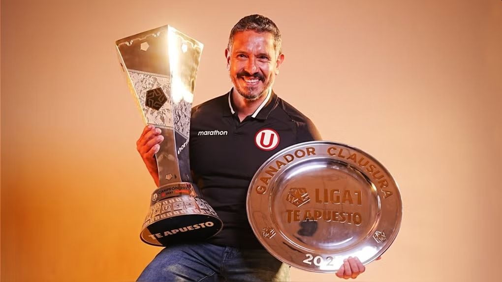 Franco Velazco celebró el tricampeonato de Universitario en 2025.