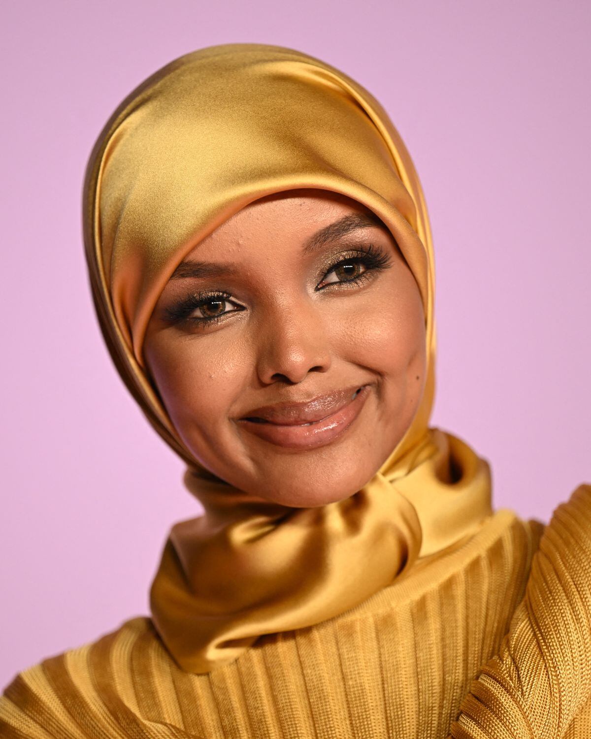 Halima Aden forma parte del jurado de Miss Universo 2023. Aquí en los Green Carpet Fashion Awards en el NeueHouse Hollywood, en Los Ángeles, California, el 9 de marzo de 2023 (Foto de Patrick T. Fallon / AFP)