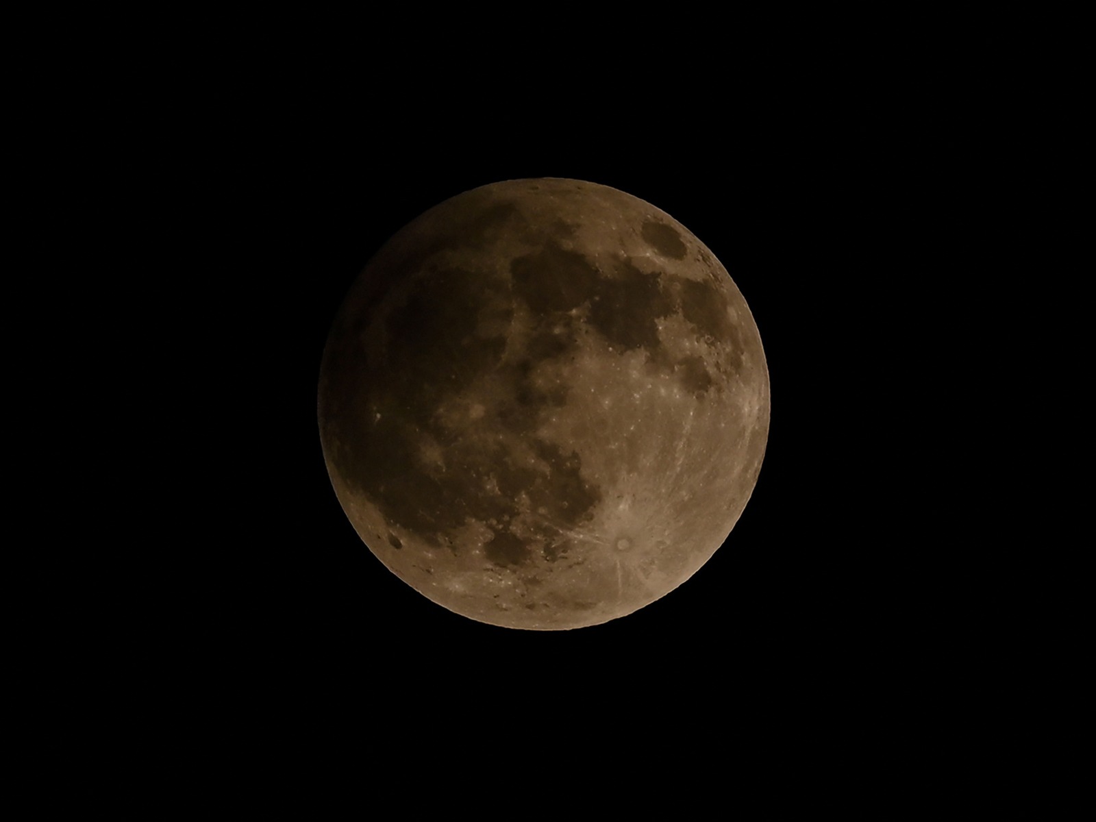 Conoce los horarios de inicio y punto máximo del eclipse lunar penumbral desde México. Sigue además la transmisión de NASA TV. (Foto: CHAIDEER MAHYUDDIN / AFP)