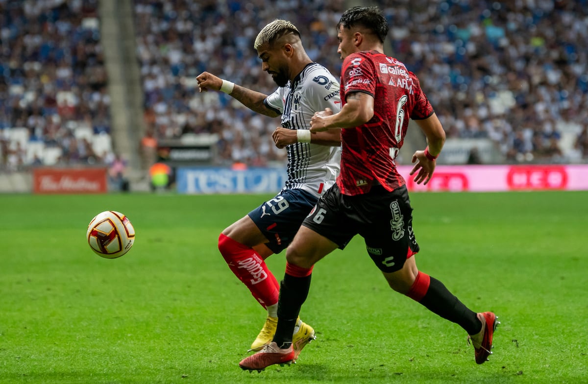 AME8067. MONTERREY (MÉXICO), 01/04/2023.- Rodrigo Aguirre (i) de Rayados de Monterrey disputa el balón con Nicolás Díaz (d) de Club Tijuana hoy, durante un partido correspondiente a la jornada 13 del Torneo clausura 2023, celebrado en el estadio BBVA de la ciudad de Monterrey (México). EFE/Miguel Sierra