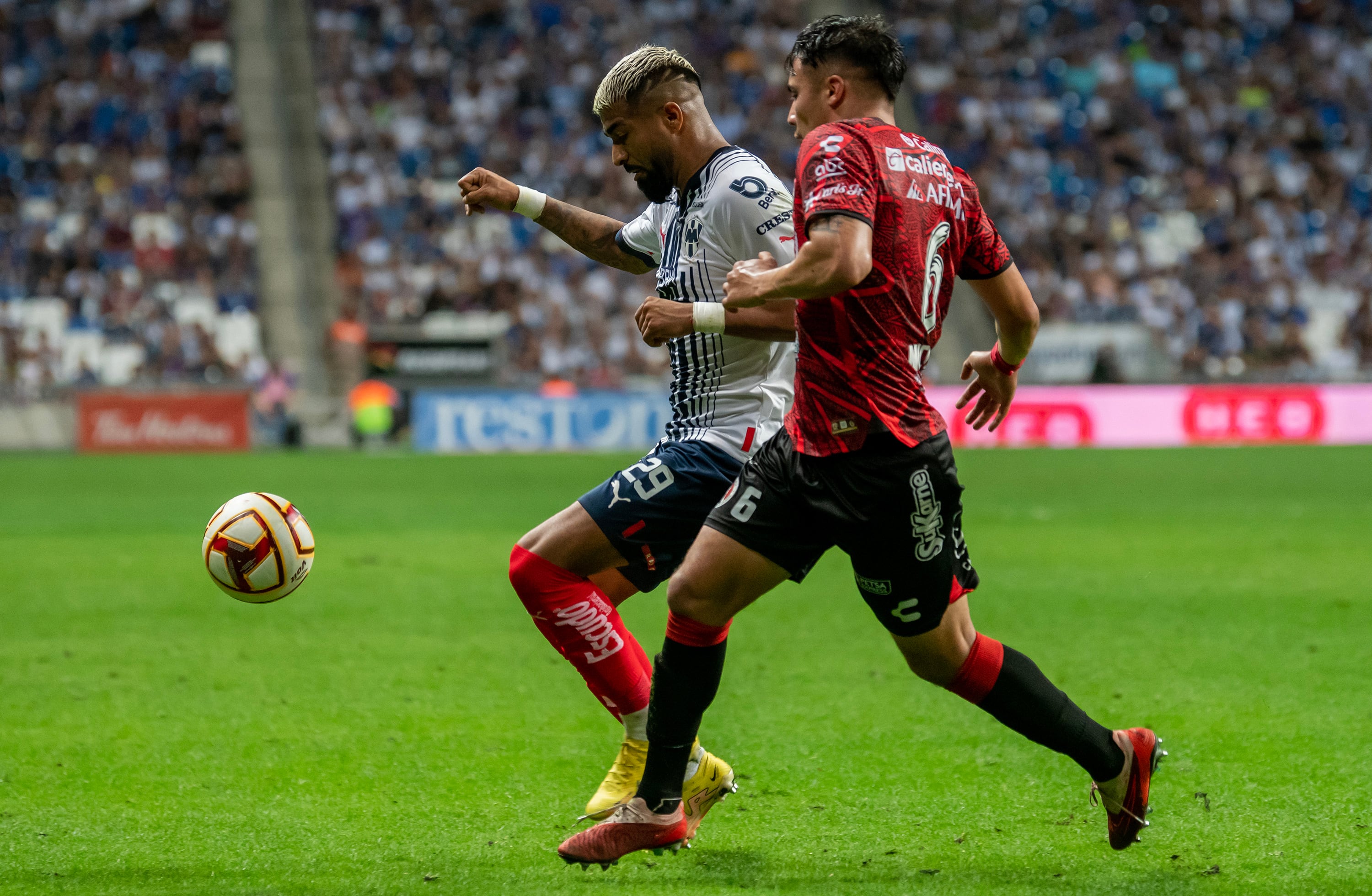 AME8067. MONTERREY (MÉXICO), 01/04/2023.- Rodrigo Aguirre (i) de Rayados de Monterrey disputa el balón con Nicolás Díaz (d) de Club Tijuana hoy, durante un partido correspondiente a la jornada 13 del Torneo clausura 2023, celebrado en el estadio BBVA de la ciudad de Monterrey (México). EFE/Miguel Sierra