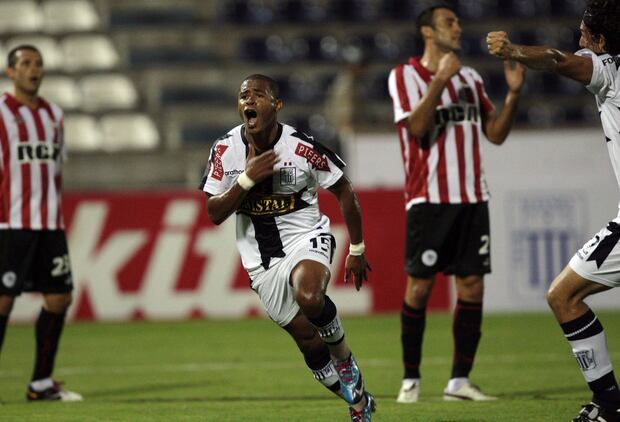 El ‘Rayo’. Wimer Aguirre hizo un ‘hat trick’ en la goleada 4-1 ante Estudiantes de la Plata, en la Libertadores de 2010. (Foto: Archivo)
