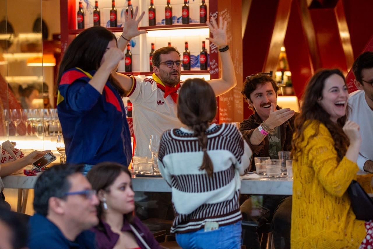 Españoles celebran el título de su selección en San Isidro (Foto: F. Sangama - GEC)