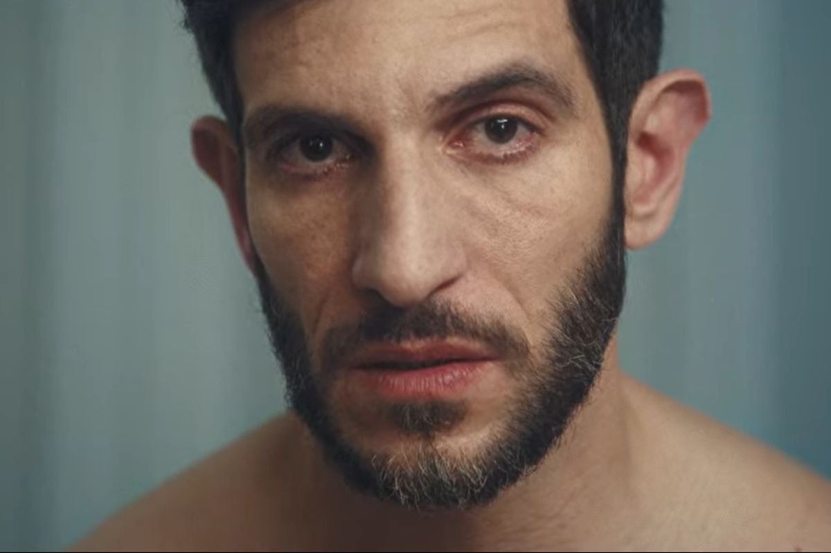 Quim Gutiérrez en el papel de Albert López en "El cuerpo en llamas". Él se involucra sentimentalmente con su compañera Rosa, cuya pareja aparece calcinada (Foto: Arcadia Motion Pictures)