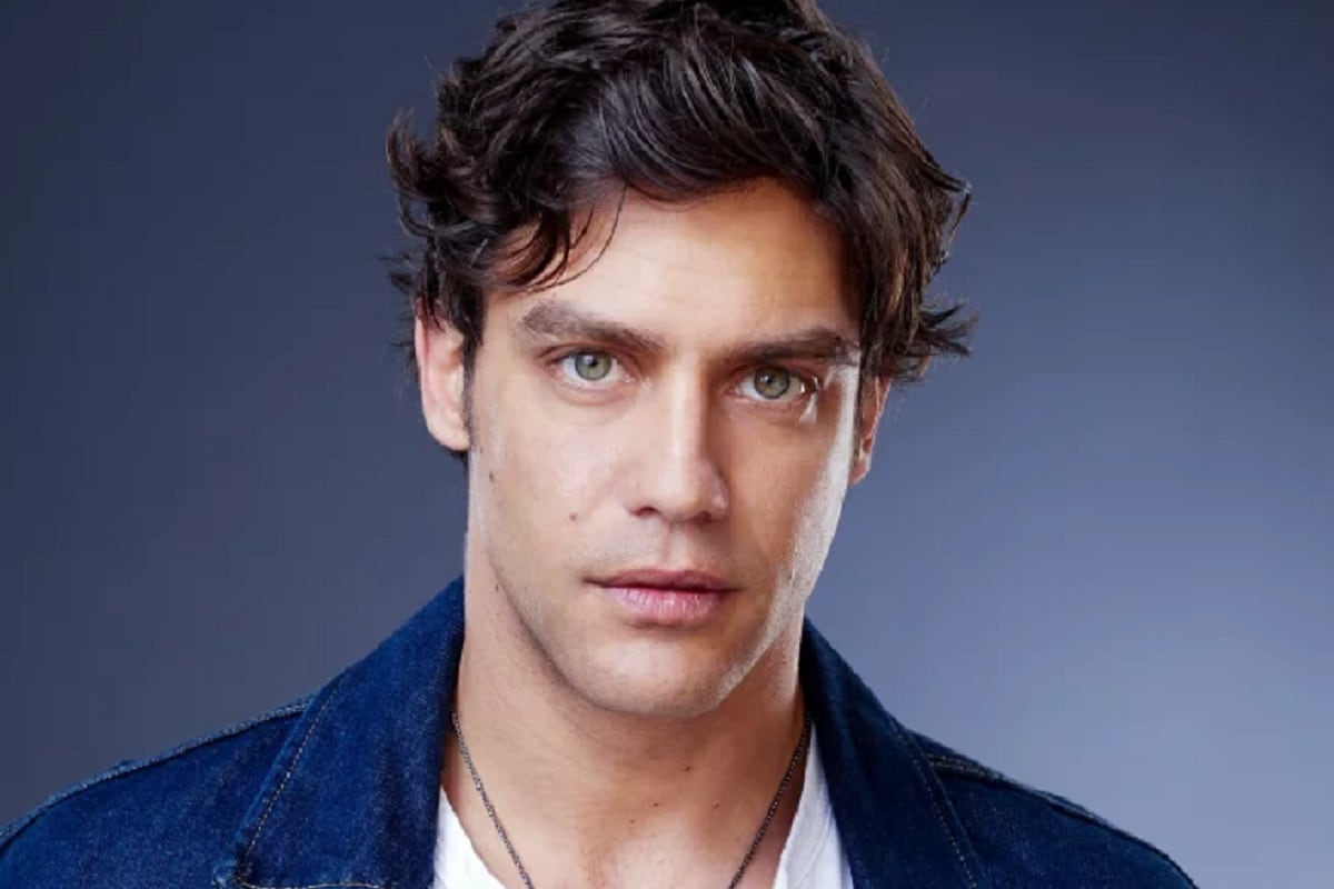 Juan Manuel Guilera como Santiago Moya Marcos en la serie colombiana "Romina Poderosa" (Foto: Caracol TV/ Netflix)