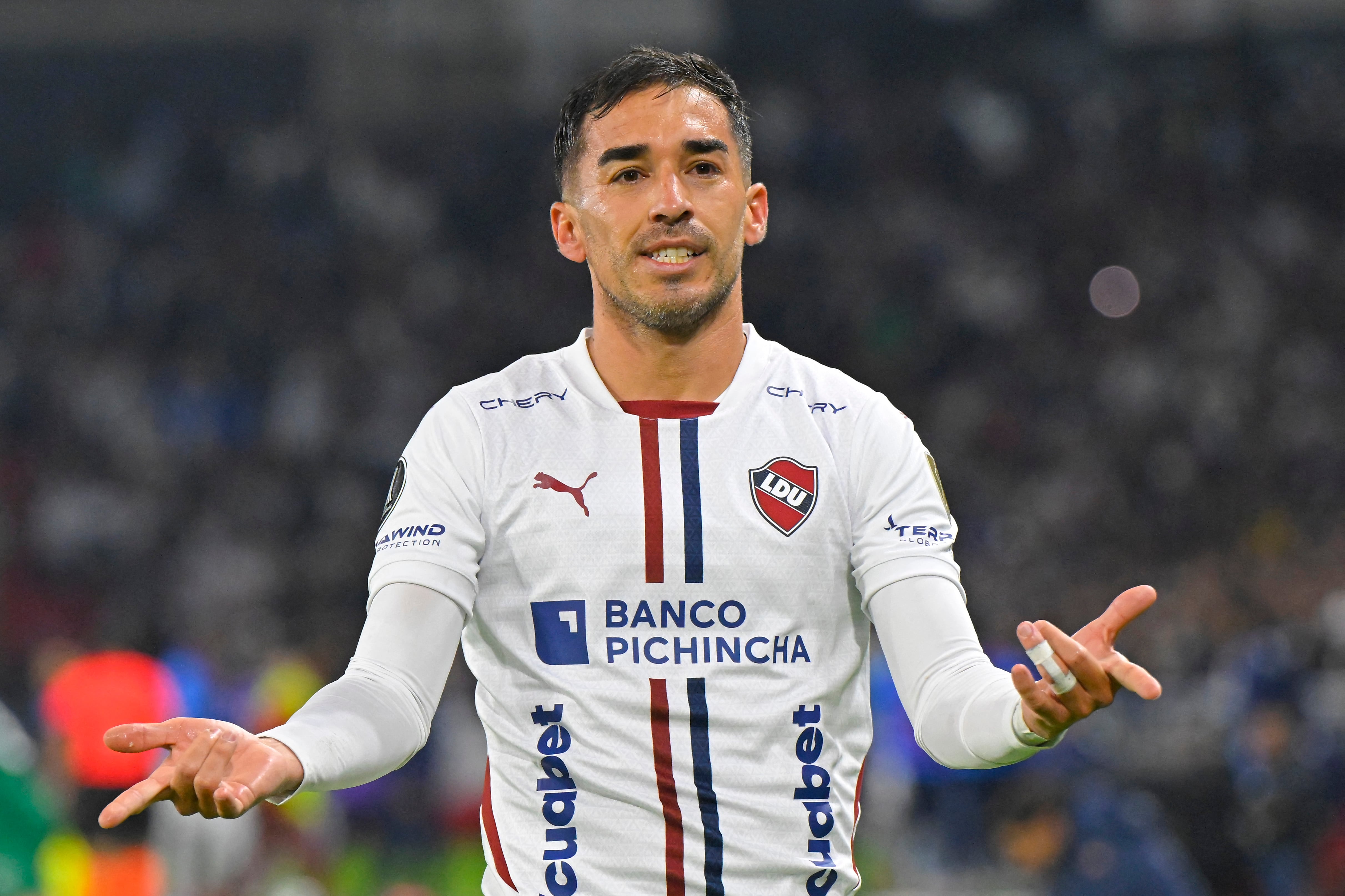 Universitario confirmó la llegada de Lisandro Alzugaray como nuevo refuerzo para la temporada 2026, tras cerrar un acuerdo con el delantero argentino.