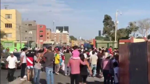 Largas colas para ver el decisivo partido de Perú ante Uruguay [VIDEO]