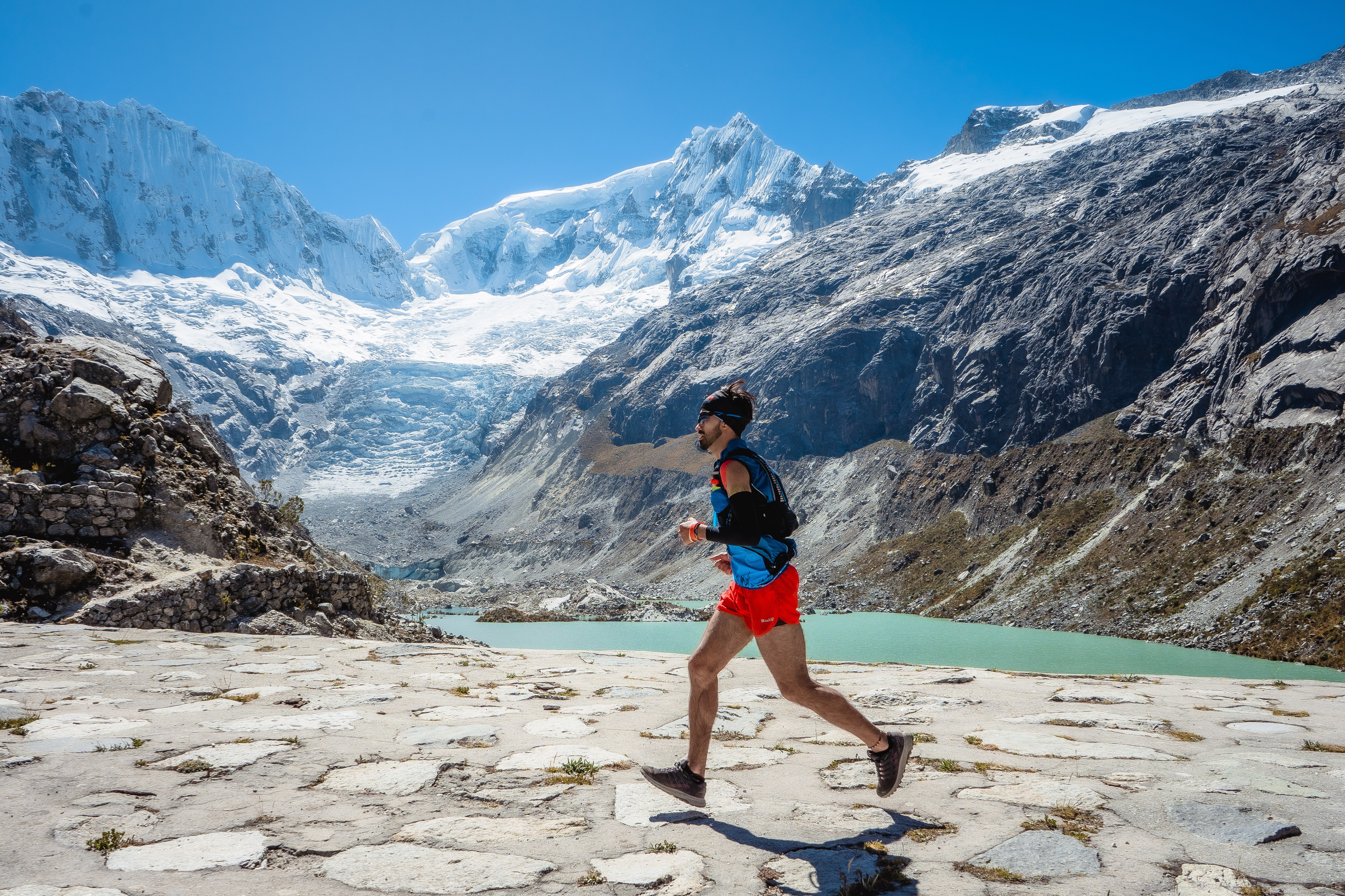 En el ‘trail running’, las distancias varían ampliamente, desde los 5 km hasta los 300 km. A estas últimas carreras se les denomina ‘ultra trail’.