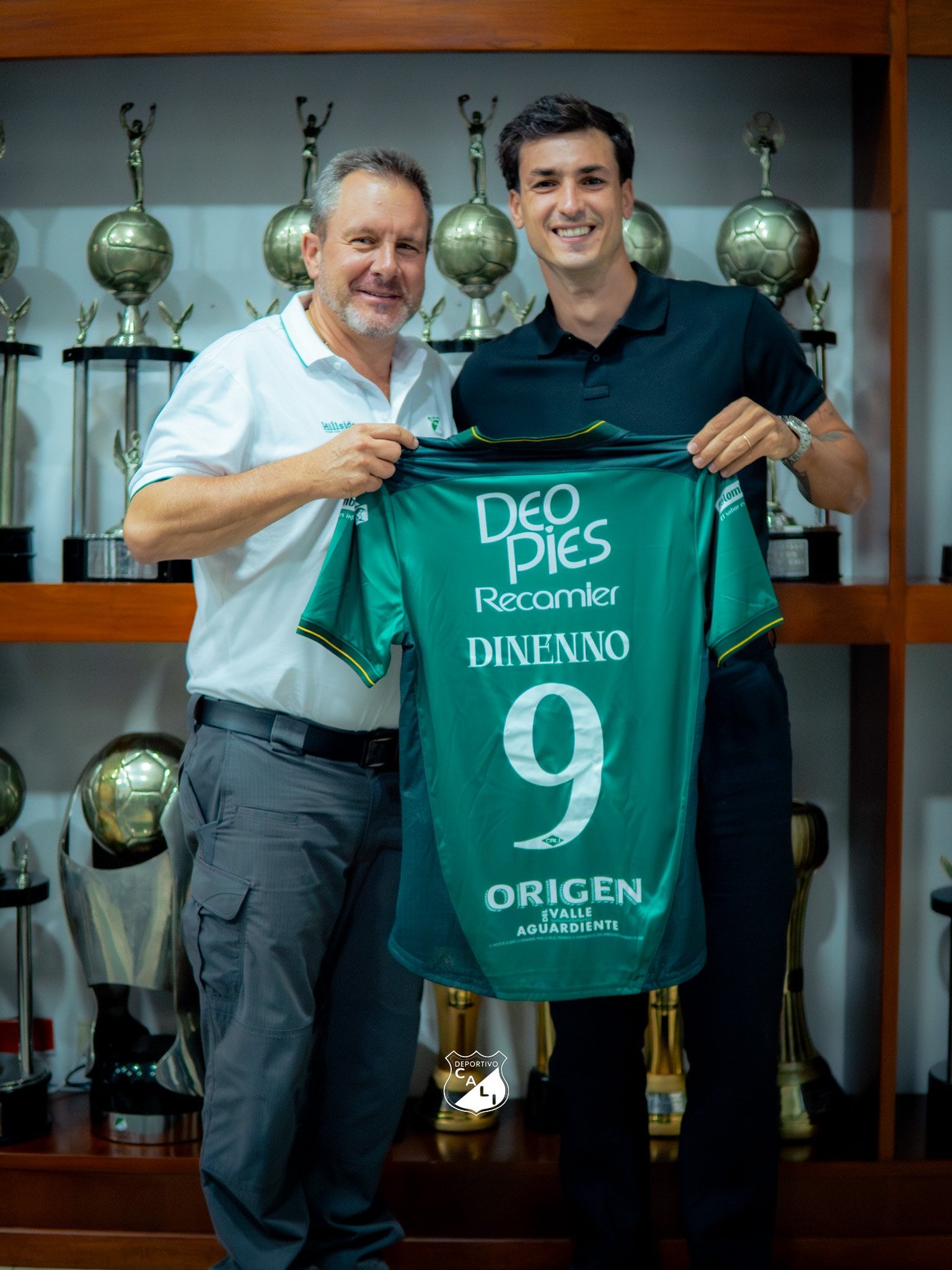 Juan Ignacio Dinenno firmó su regreso a Deportivo Cali tras jugar en Brasil. (Foto: @DeportivoCaliCP)