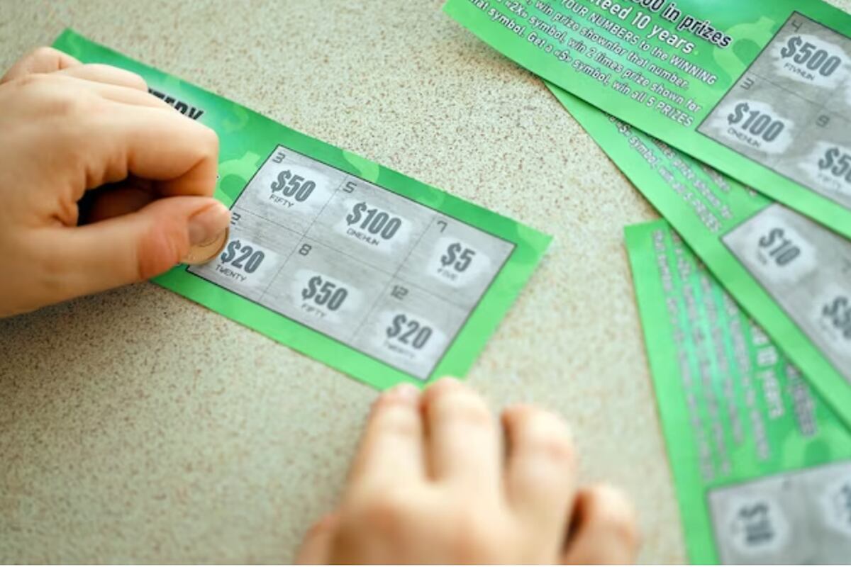 Una ciudadana juega un raspadito (Foto: Freepik)