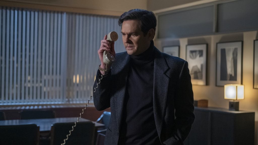 Henry Thomas como el tío de Miles y Flora en “The Haunting of Hill House” (Foto: Netflix)