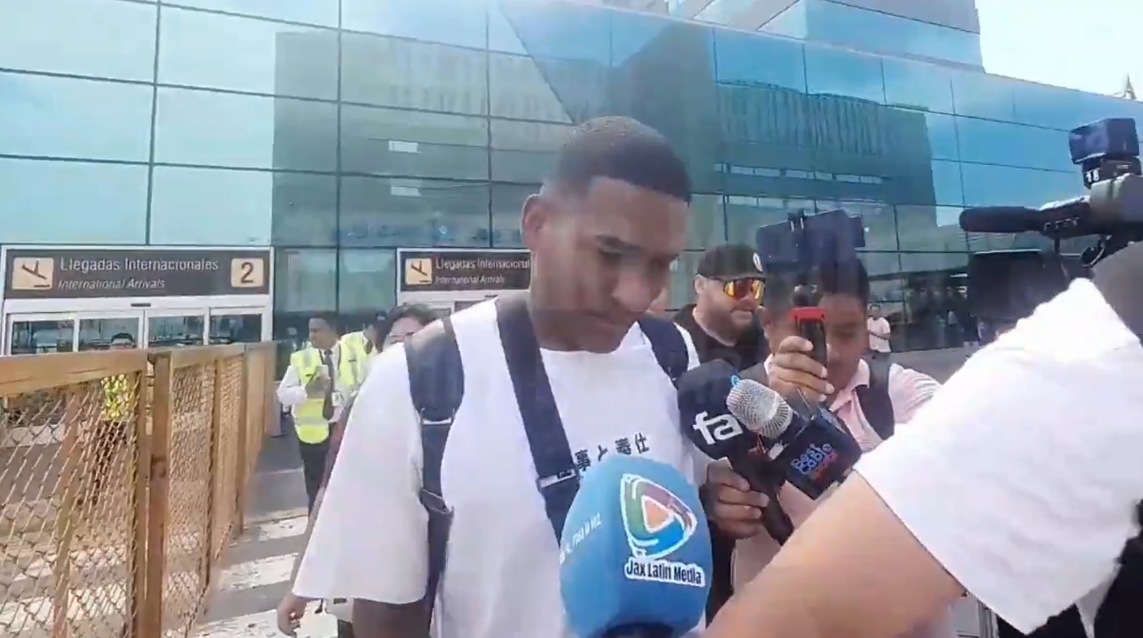 José Carabalí llegó a Lima para firmar por Universitario. (Captura: @JaxLatinMedia)