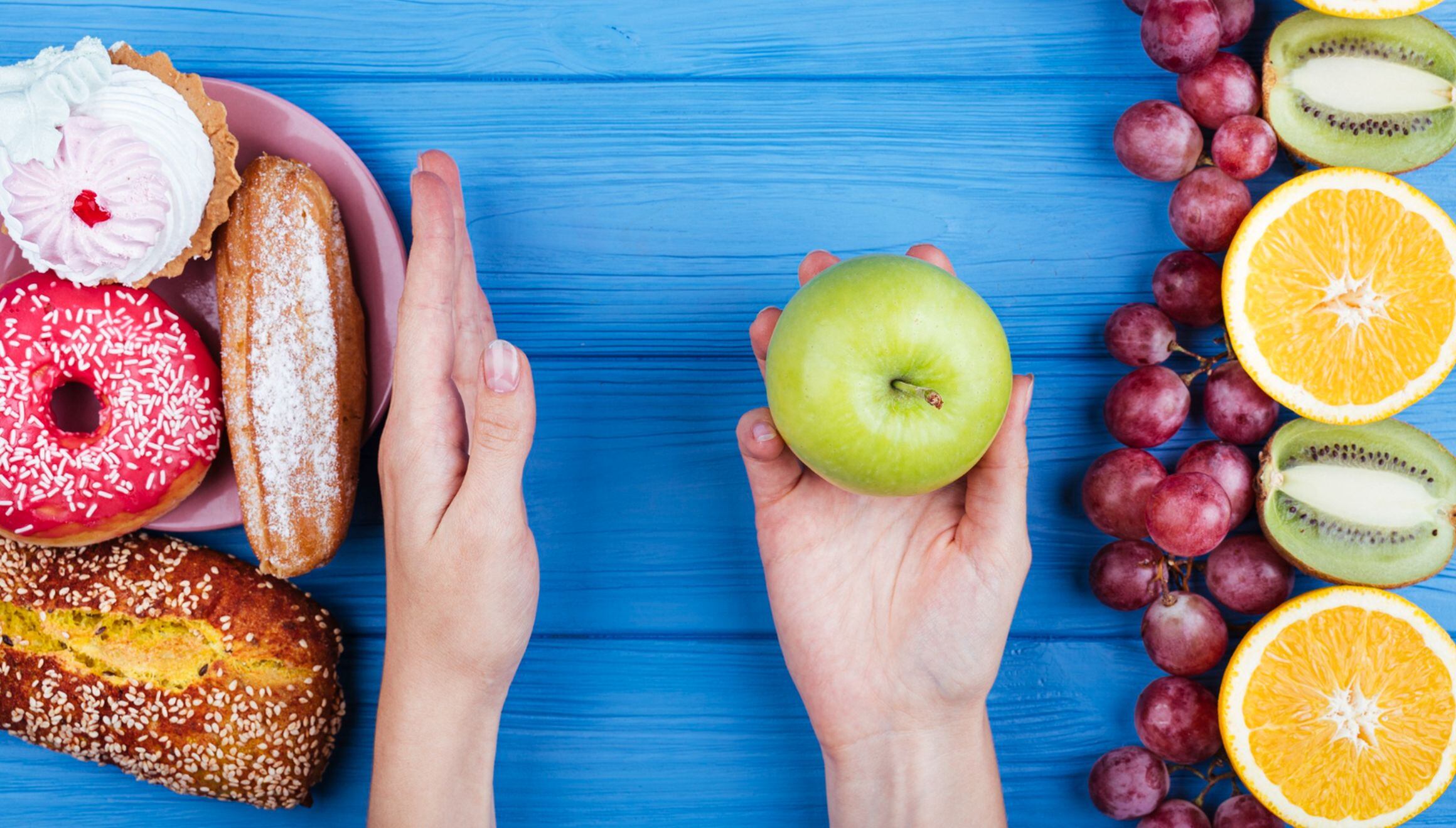 En esta imagen se aprecia cómo una persona prefiere los alimentos saludables en vez de los dulces. (Foto: freepik)
